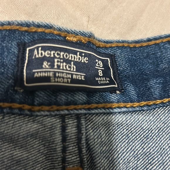 Abercrombie & Fitch pleated Jean Shorts Size 8/29 - Picture 3 of 4